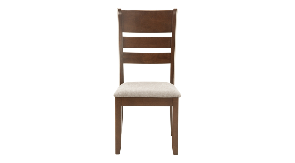 Krzesło z tapicerowanym siedziskiem w kolorze beżowym na drewnianych nogach, widok z przodu.
