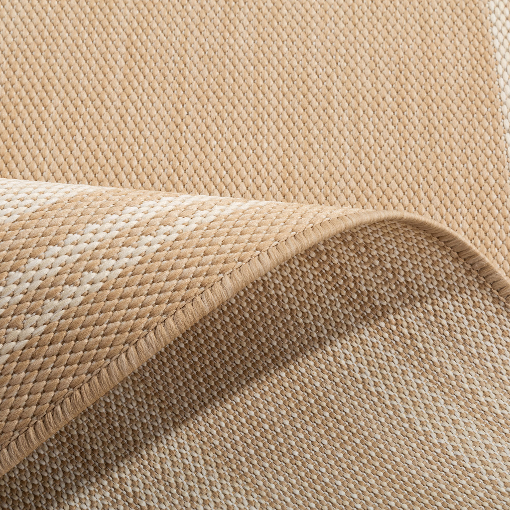 Dywanik beżowy PALMA 60x100 cm wykonany z połączenia włókien polipropylenowych i poliestrowych - detal.