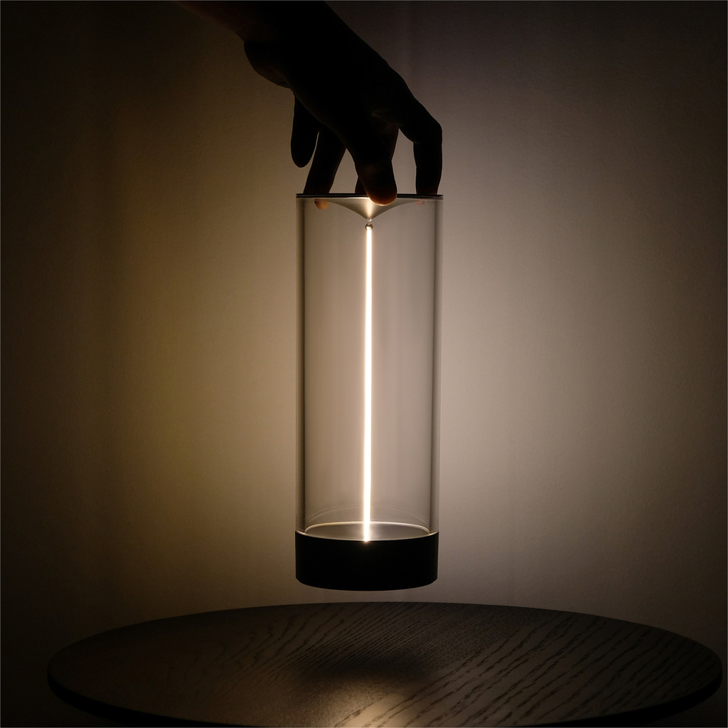 W tym modelu lampy zintegrowane z obudową oświetlenie LED ma moc 1,2W i strumień świetlny rzędu 100 lumenów.