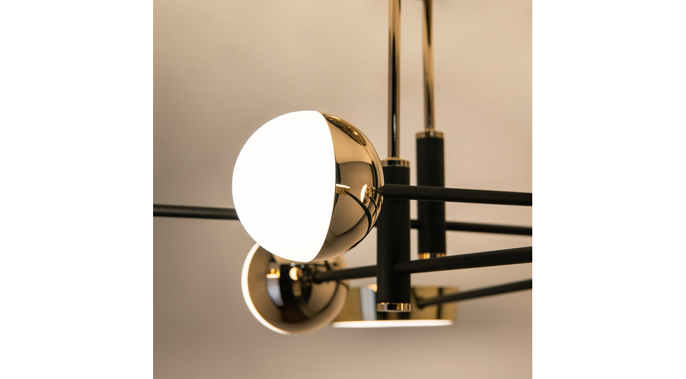 Wykończenie lampy LARA w złotym kolorze i czarnych, matowych akcentach nadaje wnętrzu szyku i świetnie współpracuje z ciepłym światłem LED-ów.