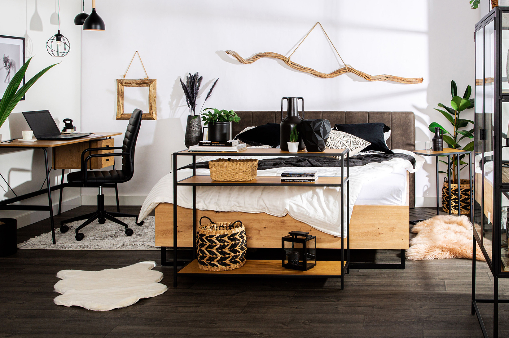 Aranżacja sypialni w stylu modern - biel i czerń