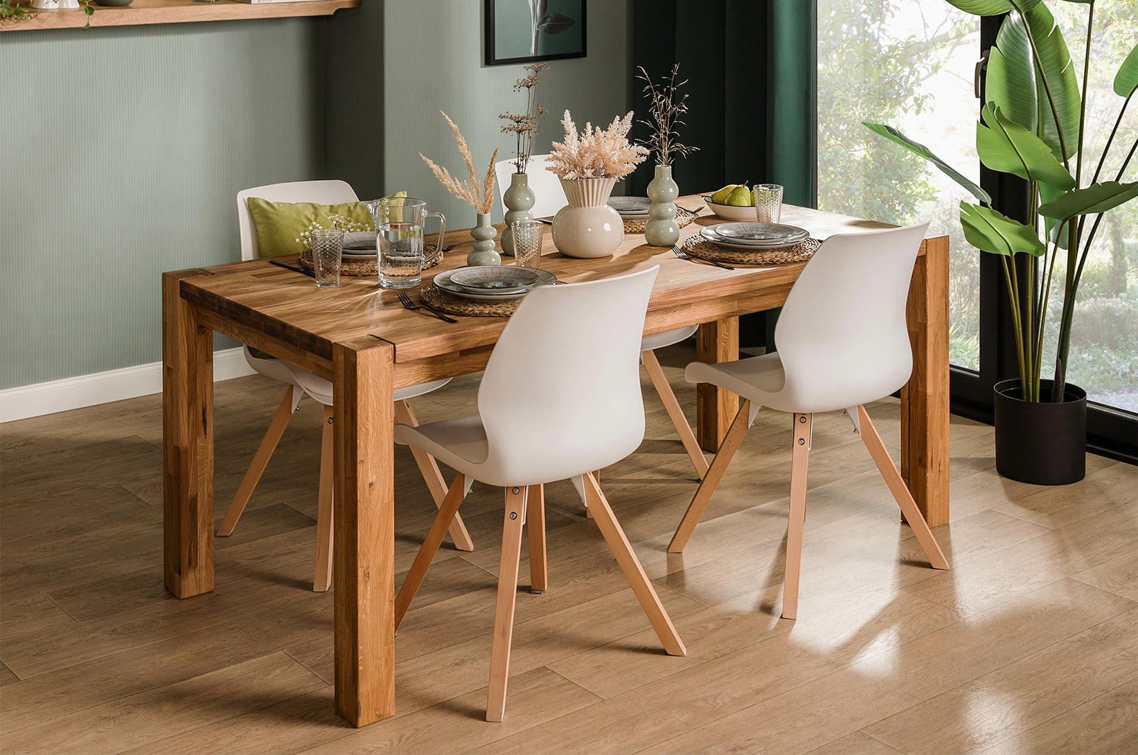 Jakie krzesła dopasować do drewnianego stołu?