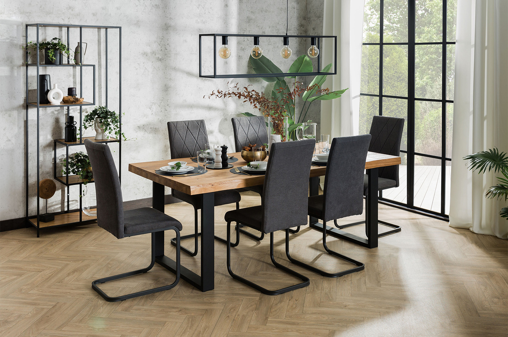 Jakie krzesła dopasować do drewnianego stołu?