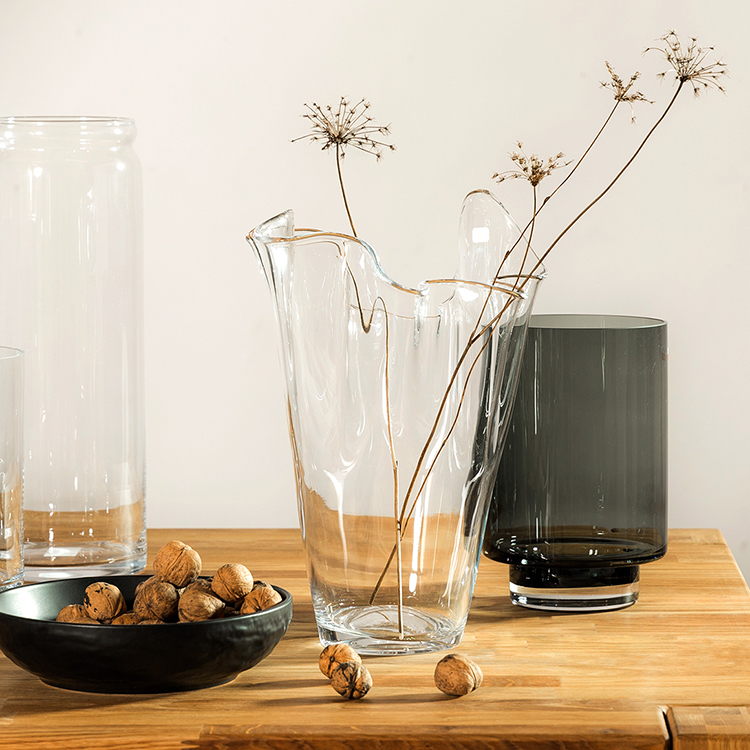 Jak udekorować szklany wazon roślinnością, czyli kwiaty i gałązki na zimę