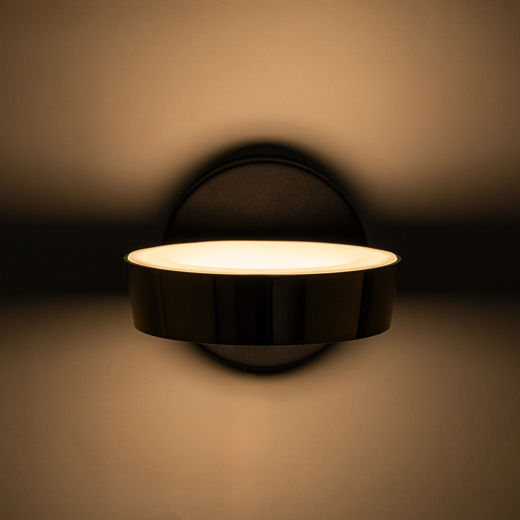 Nowoczesny kinkiet LARA zachęca czarno-złotym wykończeniem oraz energooszczędnym oświetlenie LED.