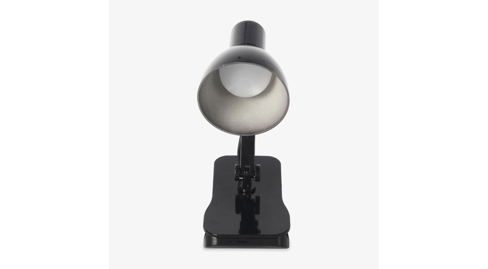 LOPE zamiast podstawy lampa posiada klips, dzięki któremu możemy ją łatwo ustabilizować na blacie biurka, stołu lub wiszącej półki.