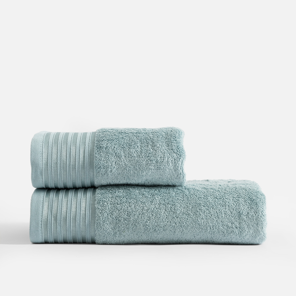 Błękitne ręczniki z bordiurą