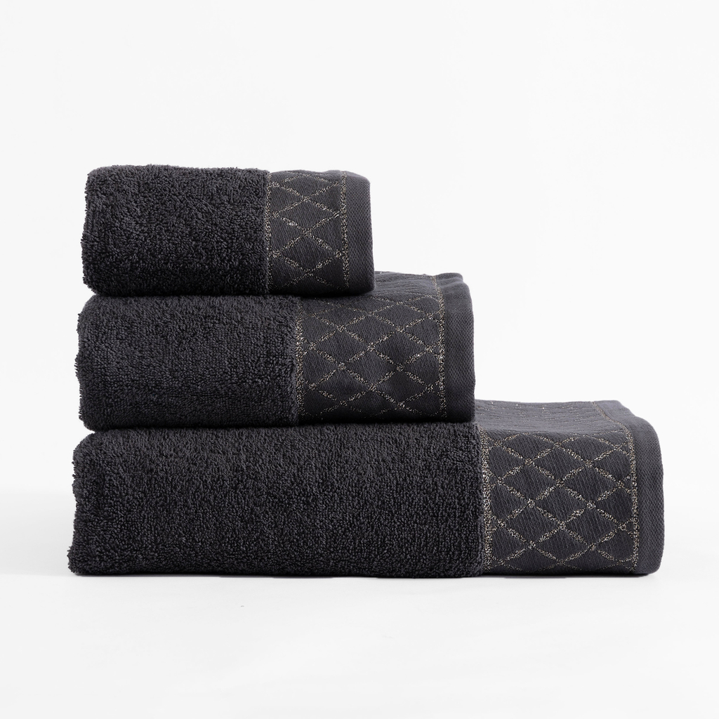 Ręczniki o ciemnym, stalowym kolorze