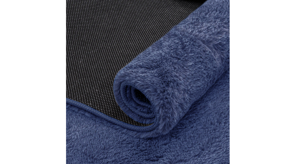 Niebieski futrzany dywan - detal