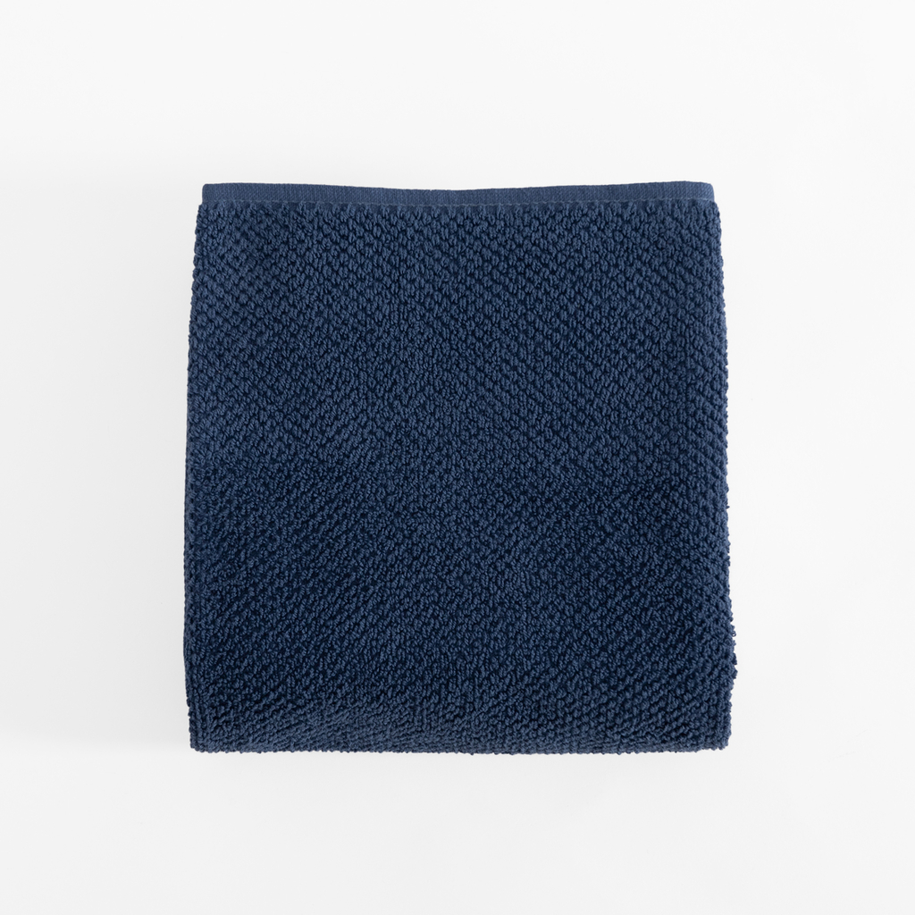 Granatowy ręcznik z miękkiej bawełny