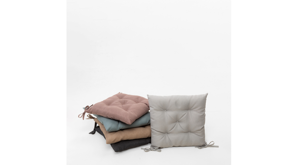 Kolorowe poduszki na krzesła ze sznreczkami
