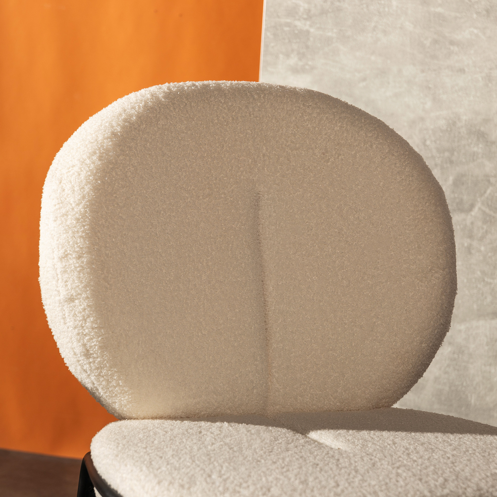 Krzesło okrągłe tapicerowane, wykończone białym barankiem.