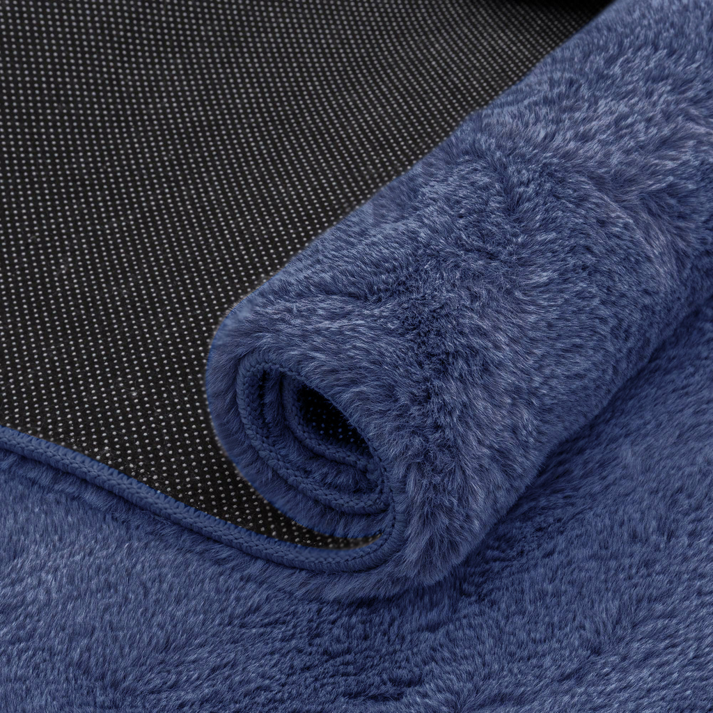 Niebieski futrzany dywan - detal