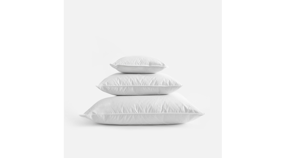 Białe poduszki puchowe