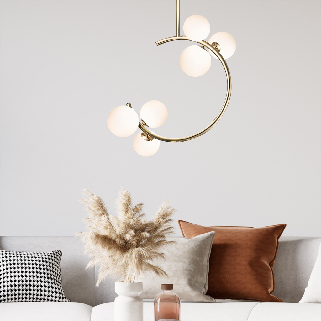 Lampa sufitowa MOLECULE w złotym kolorze to oświetlenie, którym możesz udekorować do salon, jadalnię lub sypialnię.