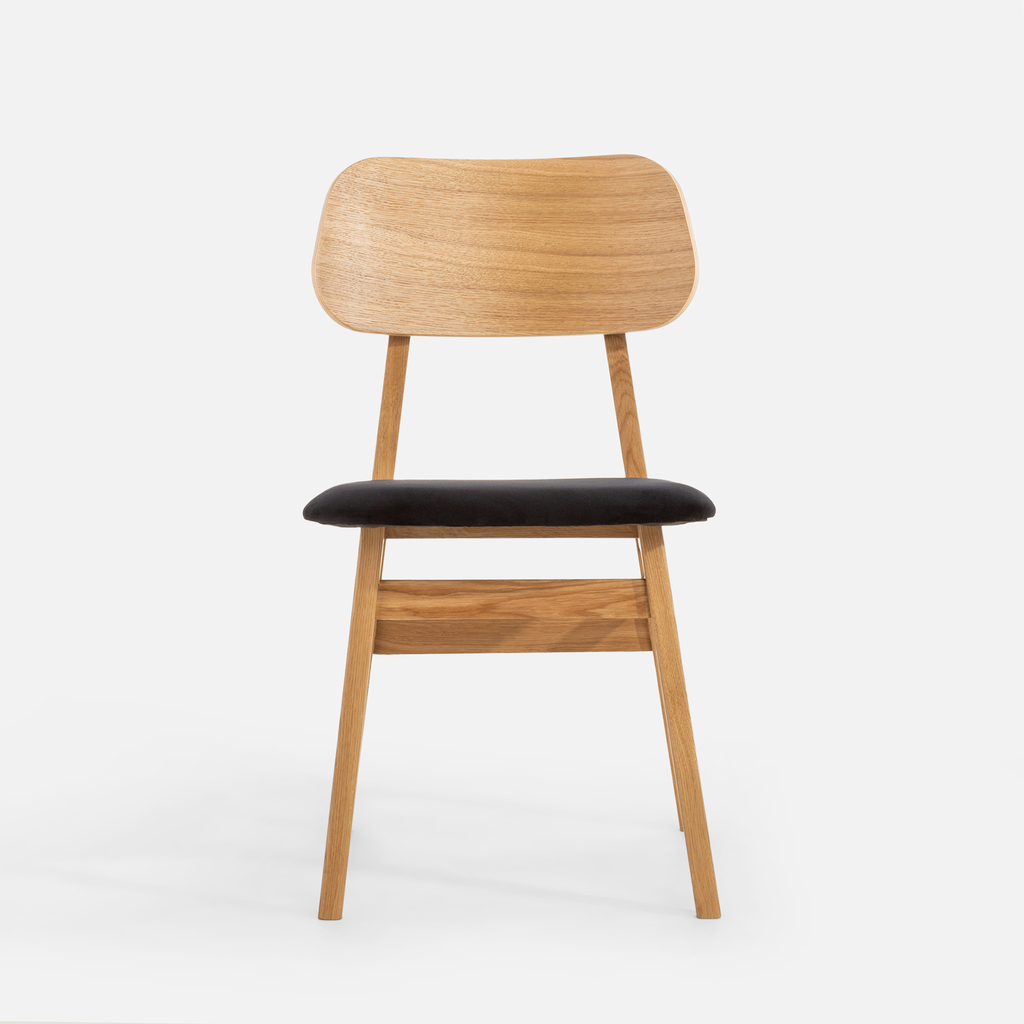 Krzesło o prostej konstrukcji wykonane z drewna dębowego