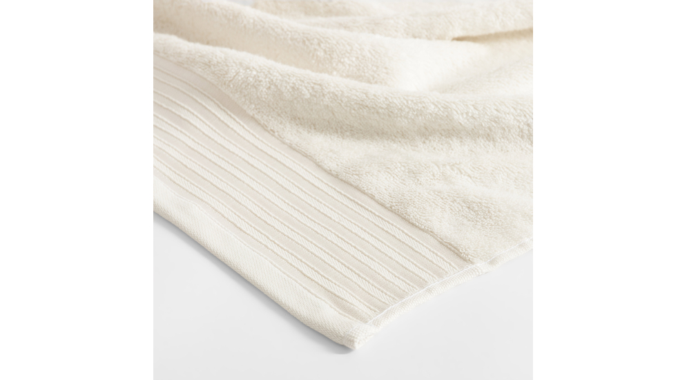 Kremowy ręcznik z ozdobną bordiurą