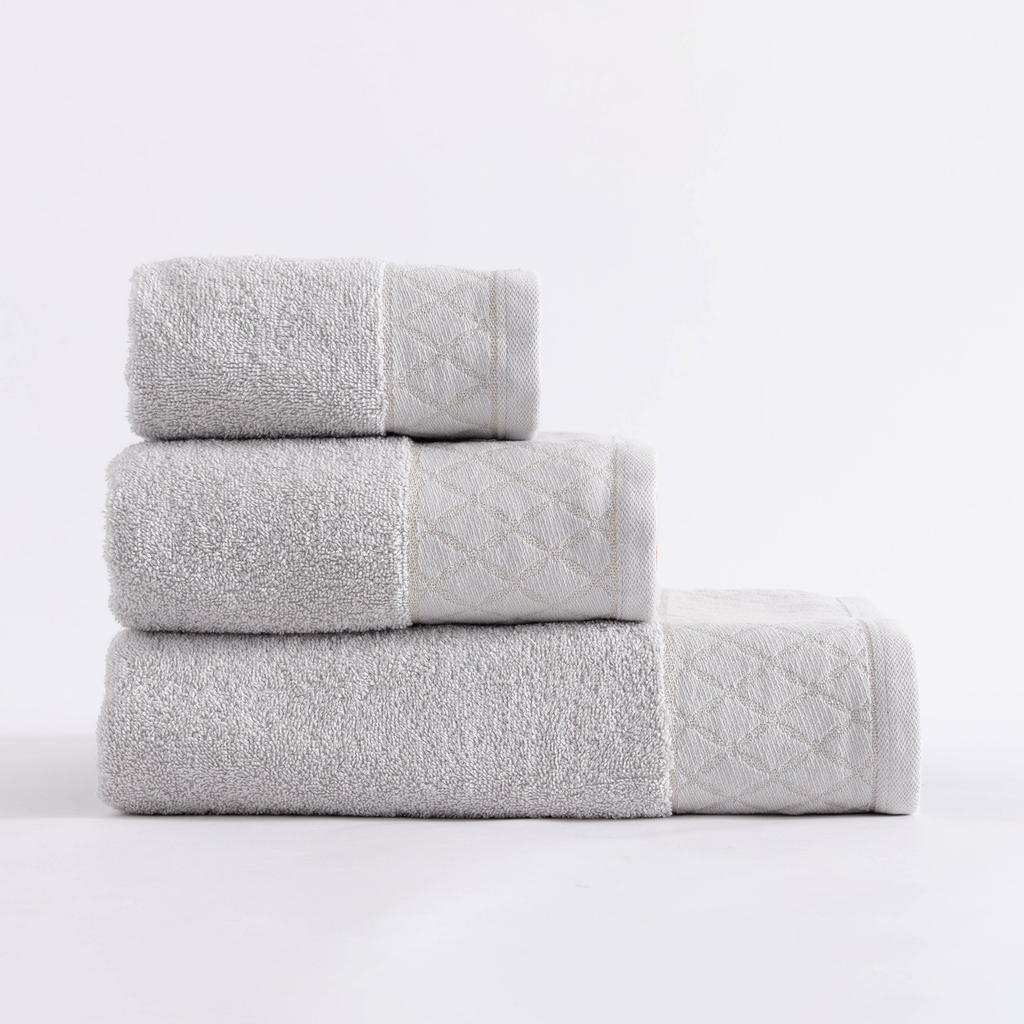 Ręczniki o srebrnym kolorze i różnym rozmiarach