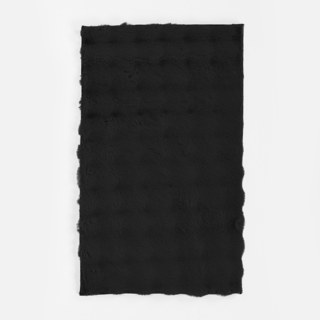 Dywanik czarny MODESTO 60x100 cm wykonany z przędzy poliestrowej.
