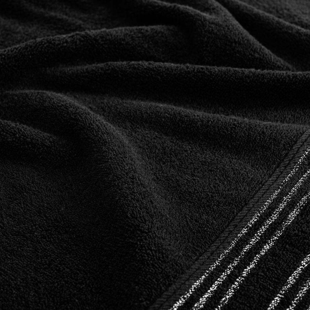 Ręcznik czarny z bawełny z ozdobną bordiurą. Nadaje się do kąpieli