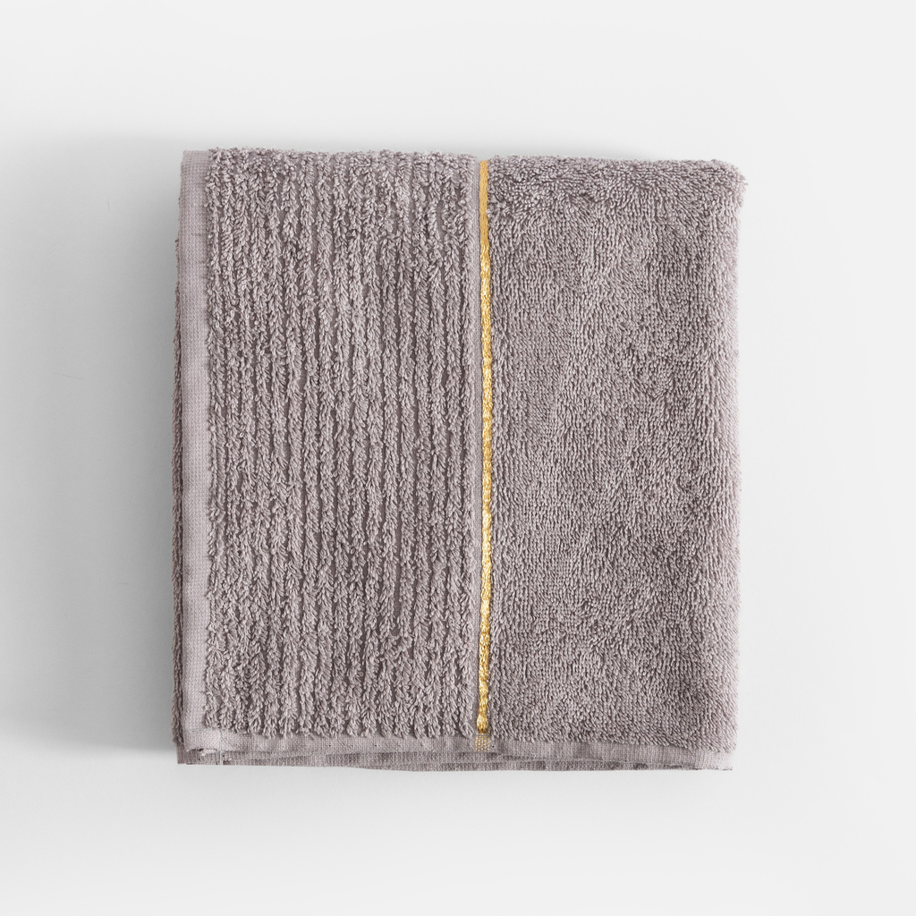 Ręcznik z bawełny ze złotym paskiem szary