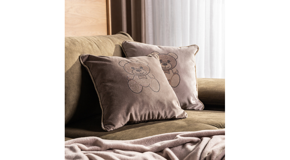 Dekoracyjna poduszka w brązowym kolorze