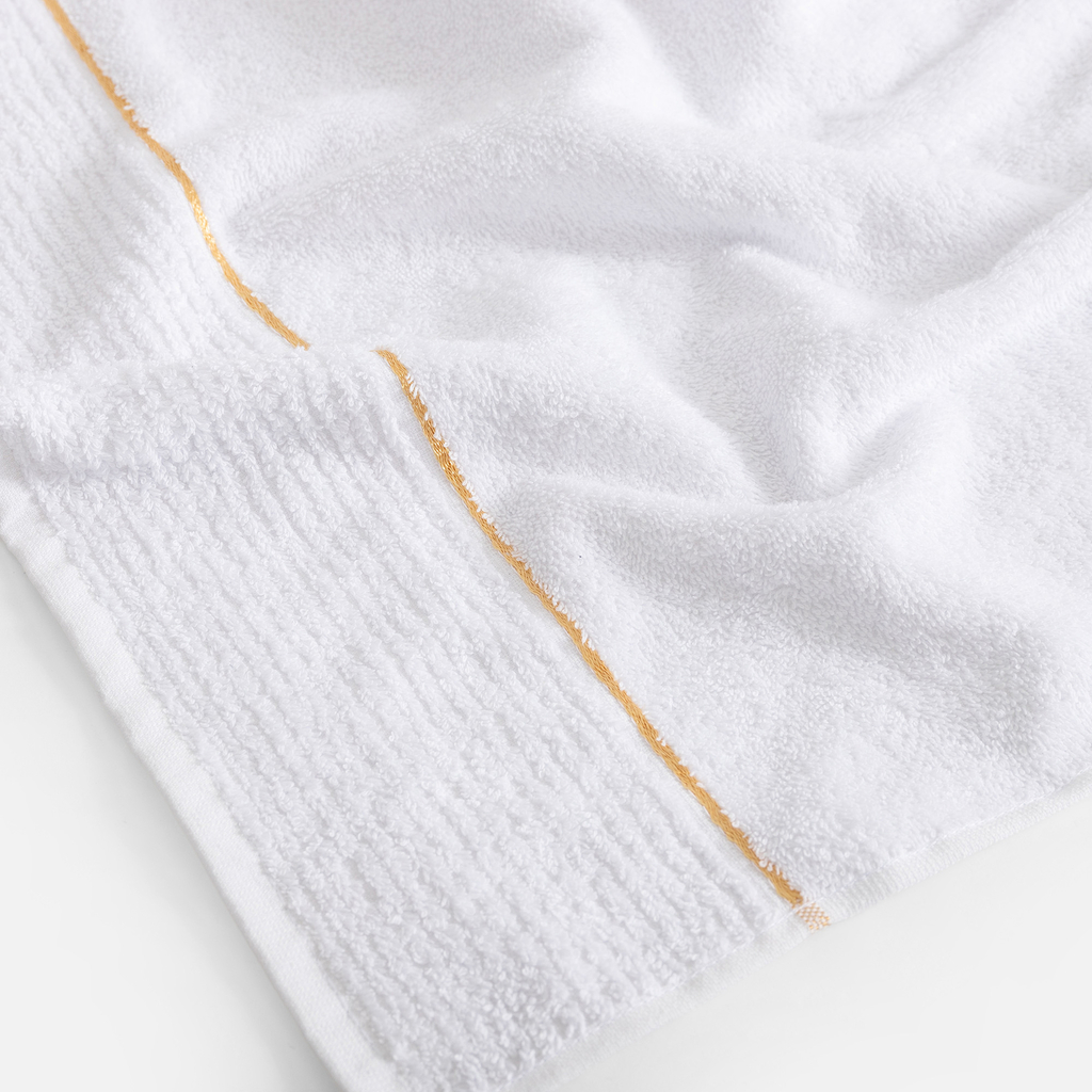 Biały ręcznik z bawełny ze paskiem złotym