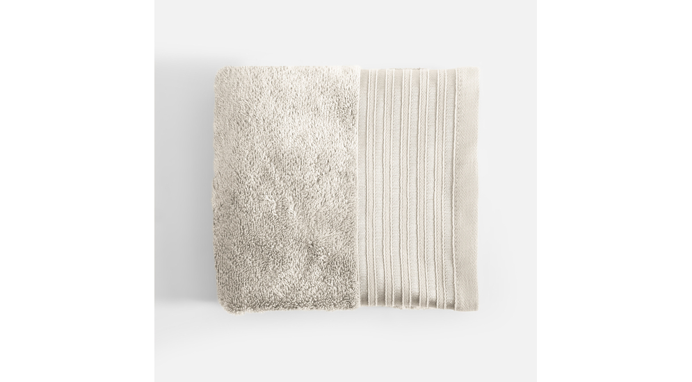 Kremowy ręcznik z ozdobną bordiurą