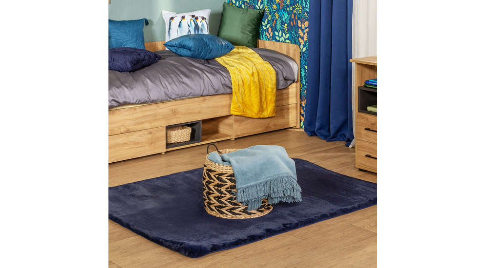 Niebieski futrzany dywan - aranżacja