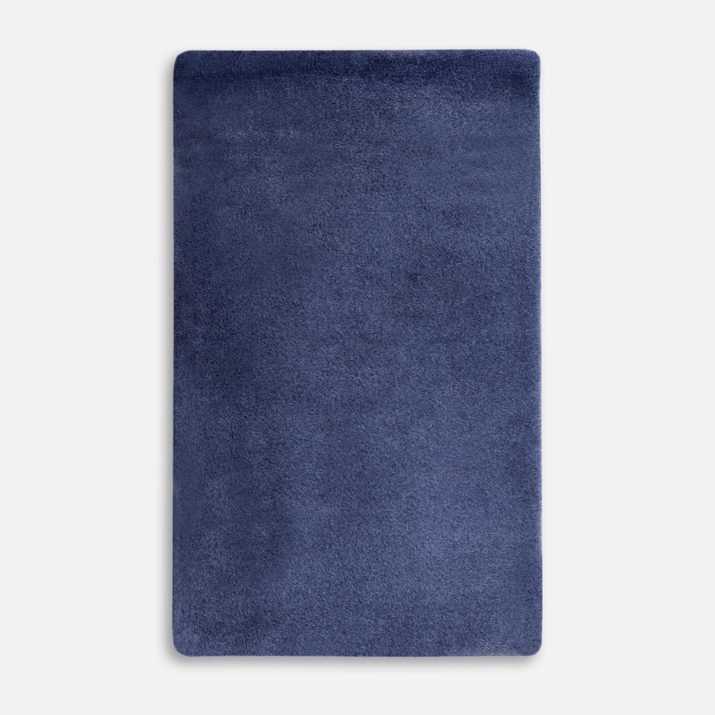 Niebieski futrzany dywan