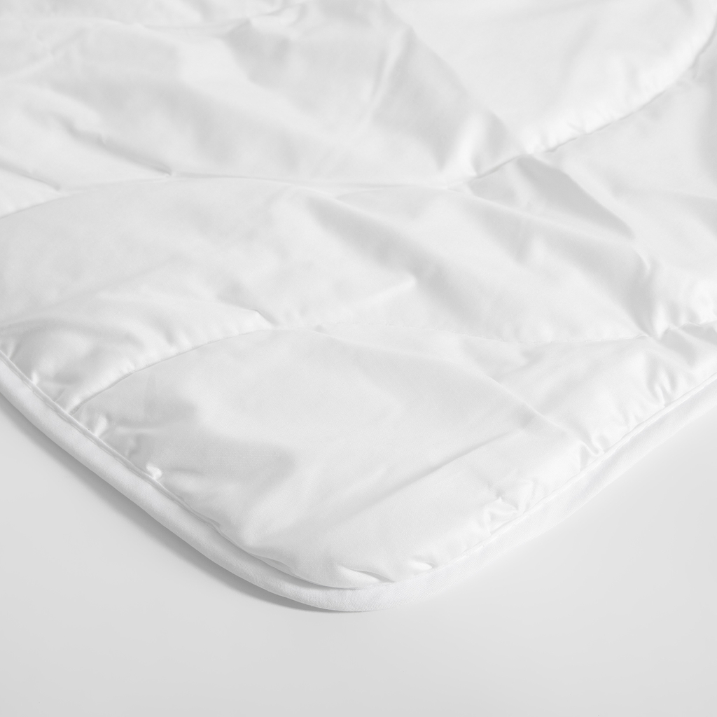 Biała letnia kołdra na pojedyncze łóżko