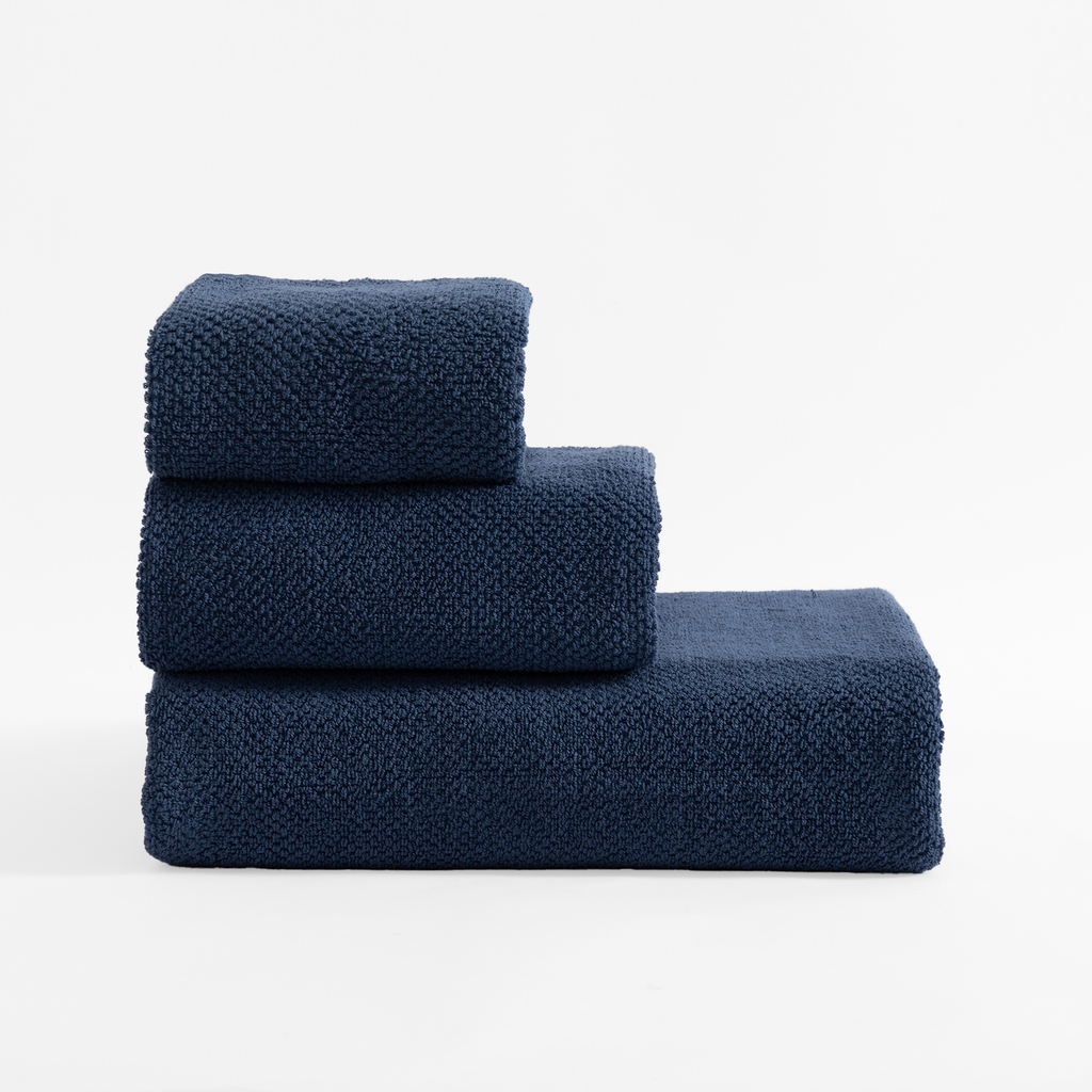 Granatowe ręczniki z miękkiej bawełny