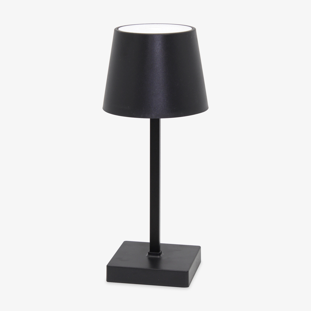Lampa POLLI to oświetlenie, które możesz ustawić na biurku, komodzie lub nocnym stoliku.