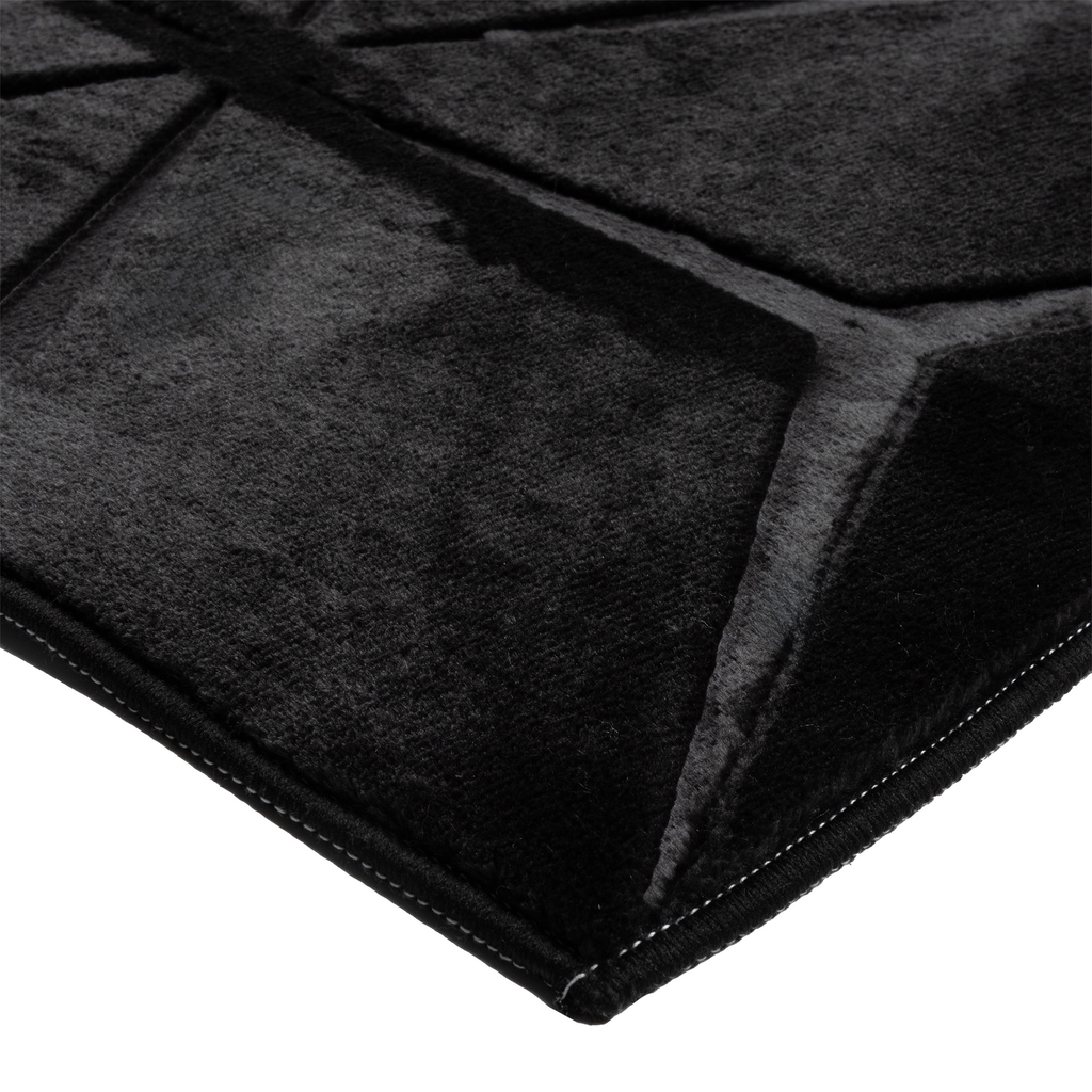 Dywan geometryczny czarny TULSA 160x220 cm wykonany z przędzy poliestrowej do wnętrza w stylu glamour, zbliżenie.