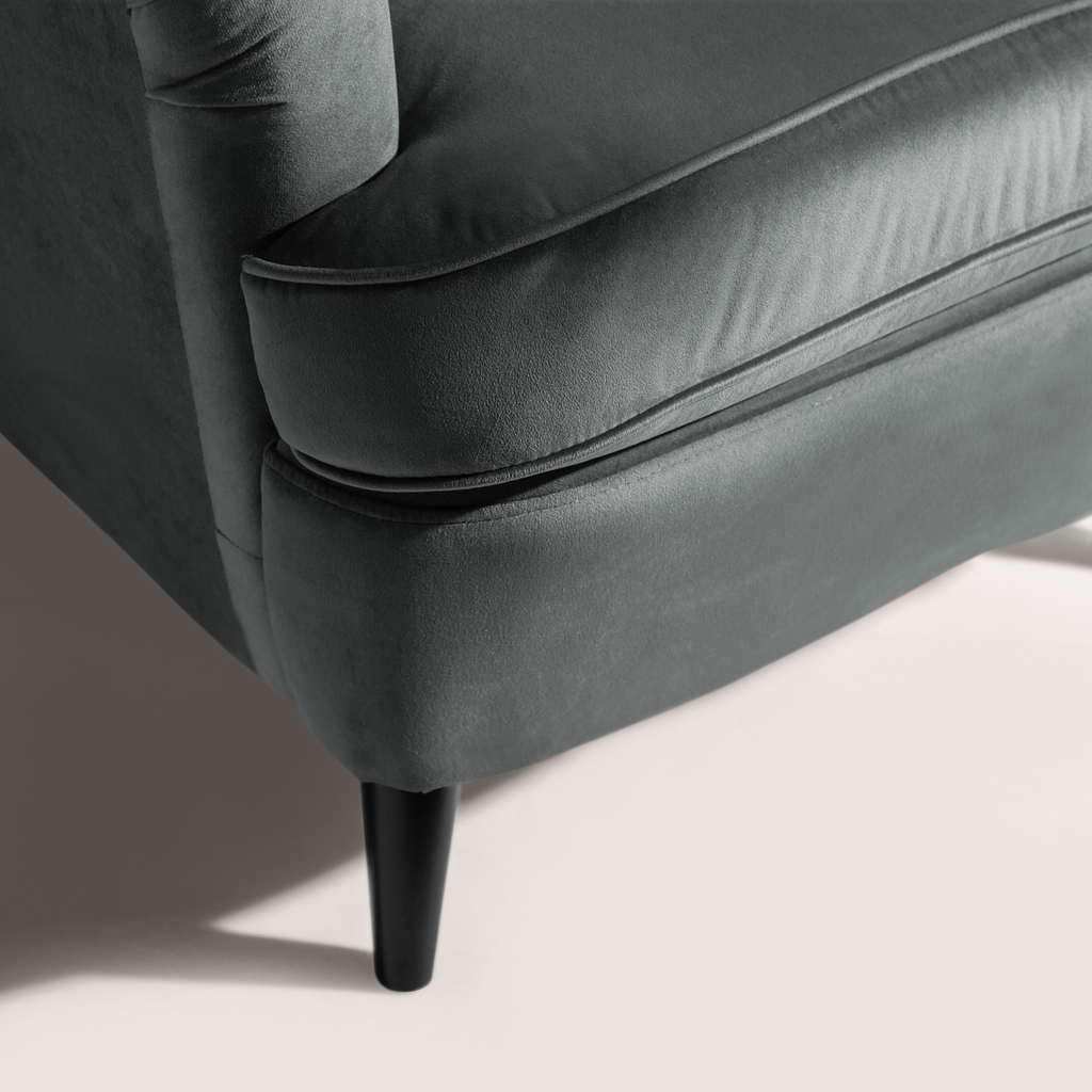 Fotel uszak w szarej welurowej tkaninie na czarnych nóżkach - detal