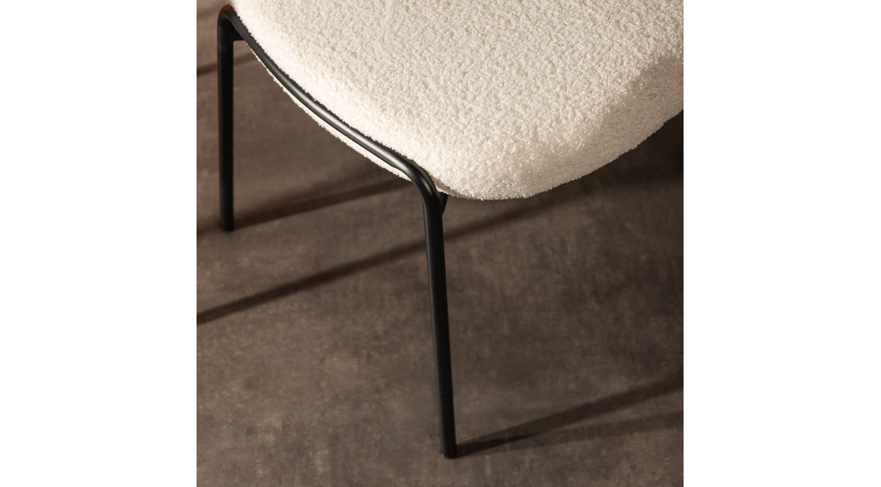 Krzesło okrągłe tapicerowane, wykończone białym barankiem.