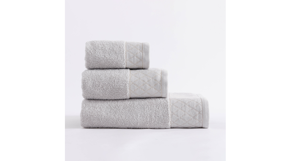 Ręczniki o srebrnym kolorze i różnym rozmiarach