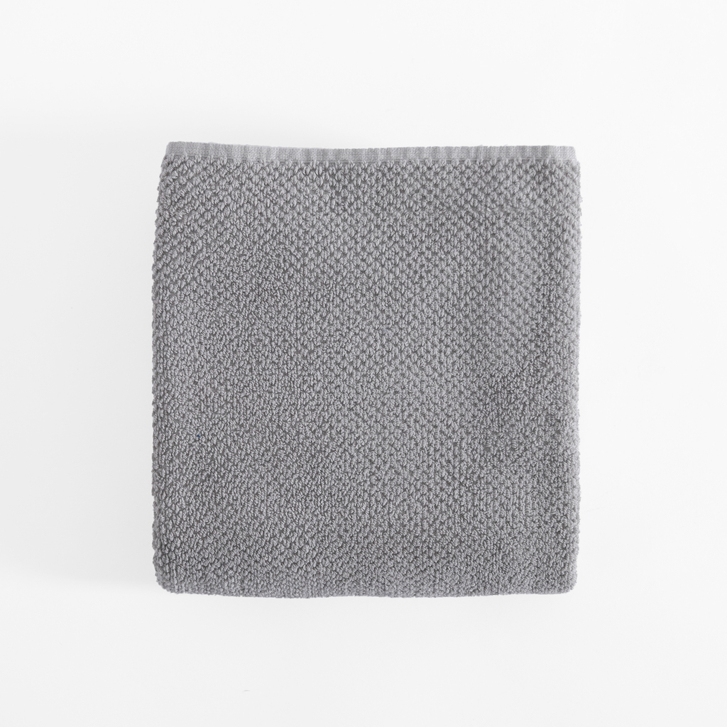 Jasnoszary ręcznik z miękkiej bawełny
