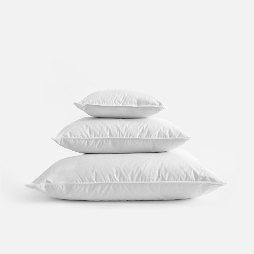 Białe poduszki puchowe
