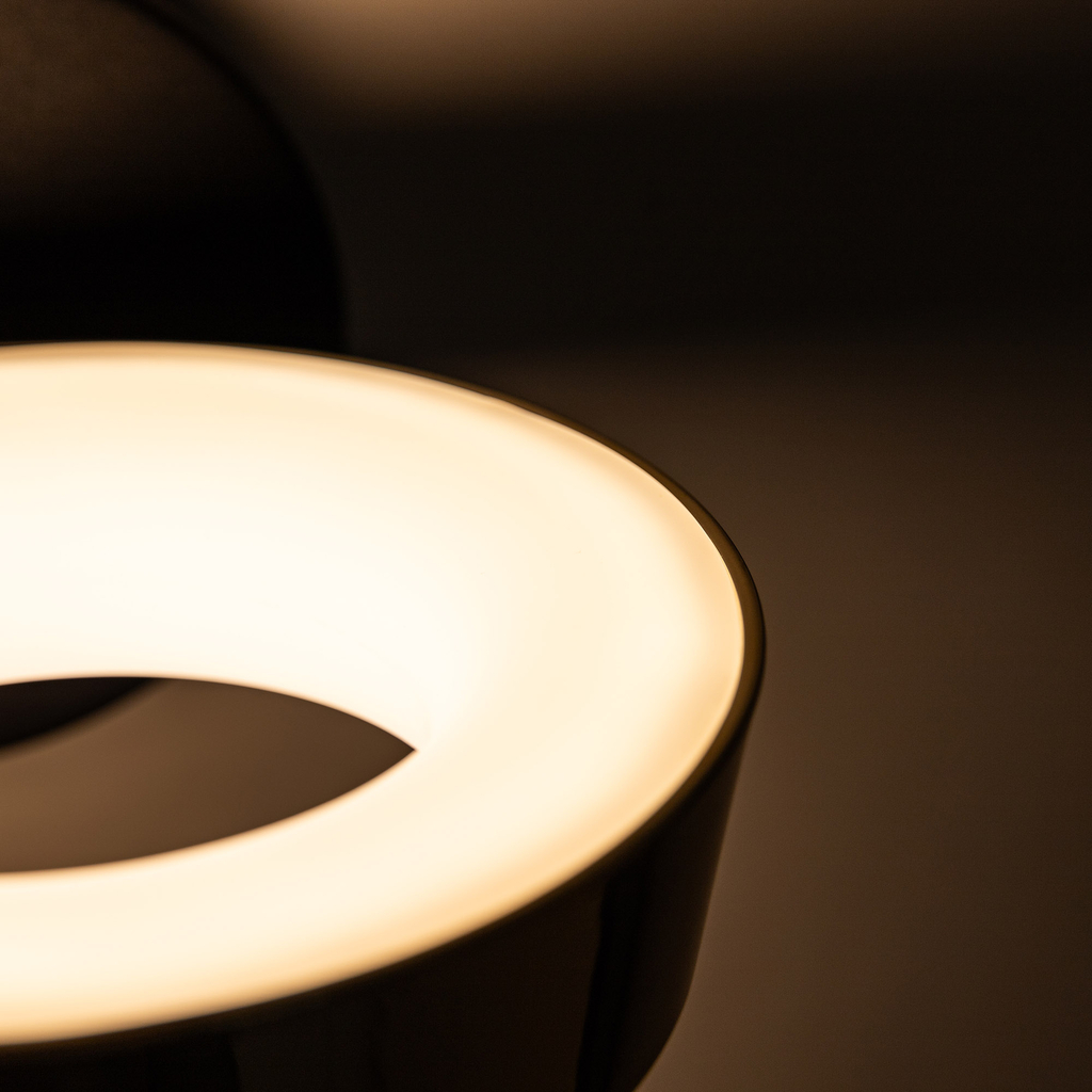 Nowoczesny kinkiet LARA zachęca czarno-złotym wykończeniem oraz energooszczędnym oświetlenie LED.
