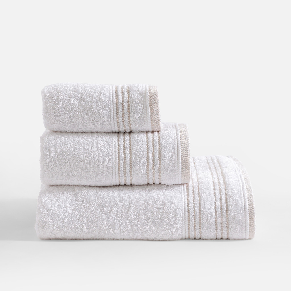 Białe ręczniki w trzech rozmiarach