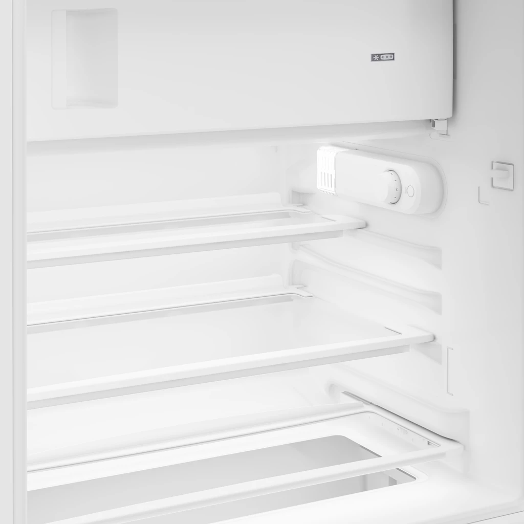 Wnętrze lodówki BEKO BU1154HCN - 3 półki i zamrażalnik.